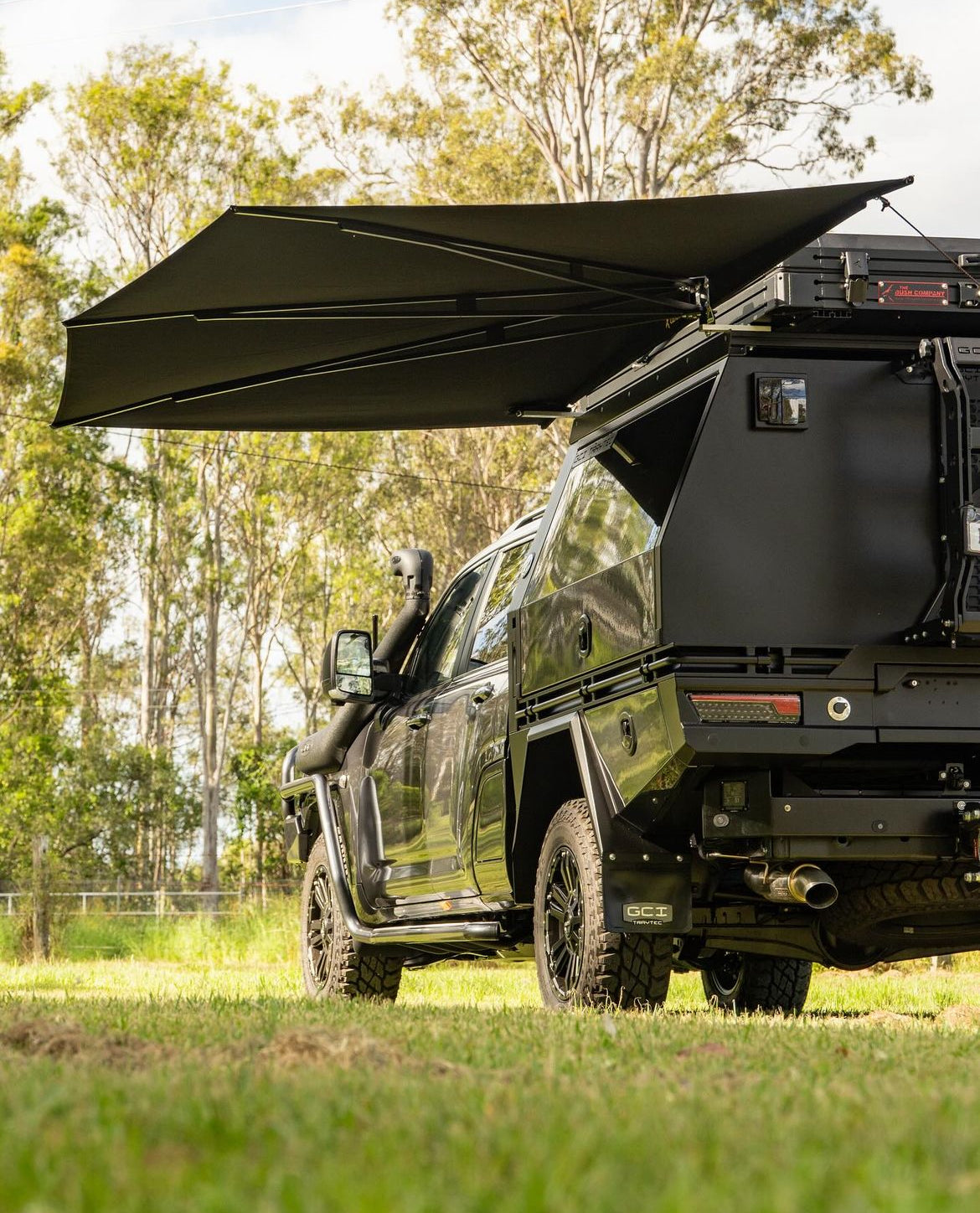 180 awning with a rooftop tent access